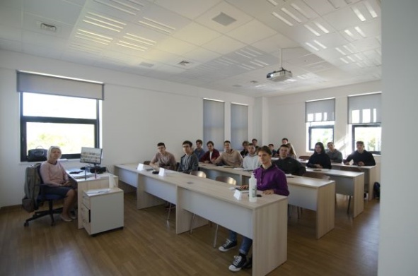 Studenci w sali wykładowej podczas zajęć z języka polskiego