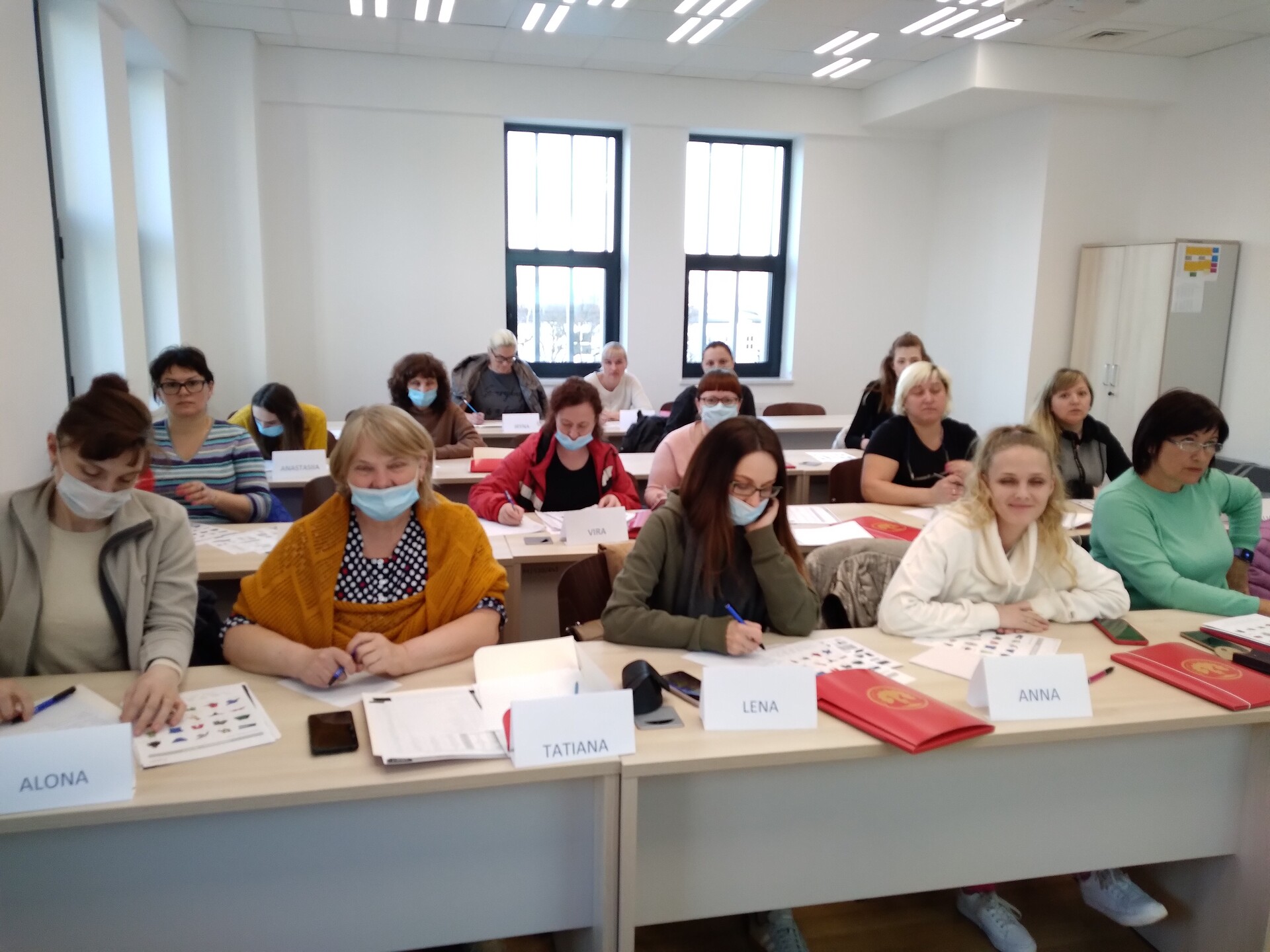 Uczestnicy kursu podczas zajęć jezykowych