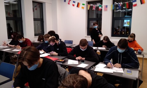 Zdjęcie przedstawia studentów w sali wykładowej podczas warsztatów z języka polskiego