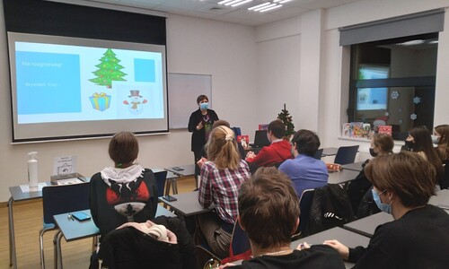 Zdjęcie przedstawia studentów w sali wykładowej podczas warsztatów z języka polskiego