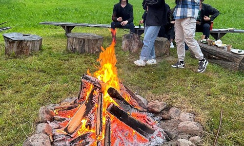 Studenci podczas zabawy przy ognisku