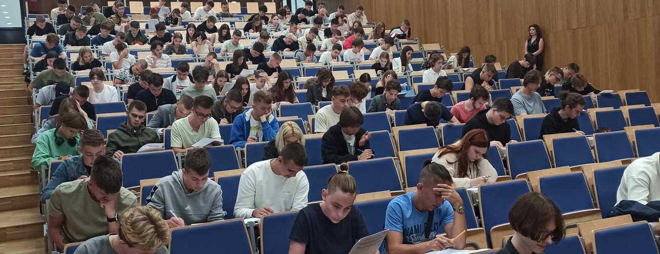 Studenci w auli Wydziału Mechanicznego podczas rozpoczęcia kursu