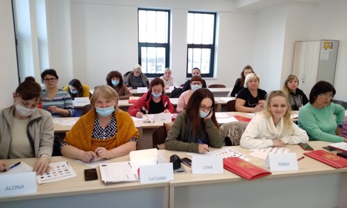 Uczestnicy kursu podczas zajęć językowych