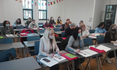 Uczestnicy kursu podczas zajęć językowych
